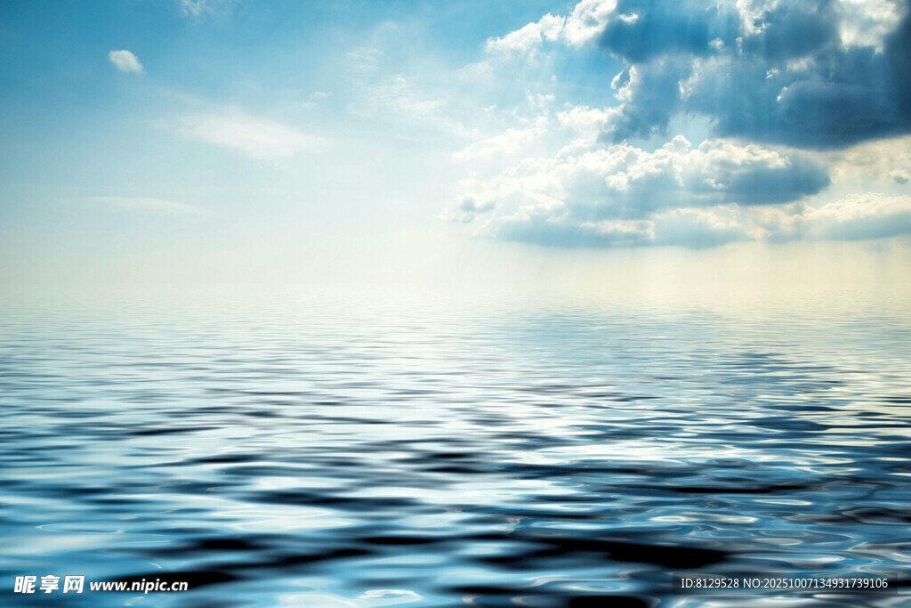 广阔海面与蓝天白云美景