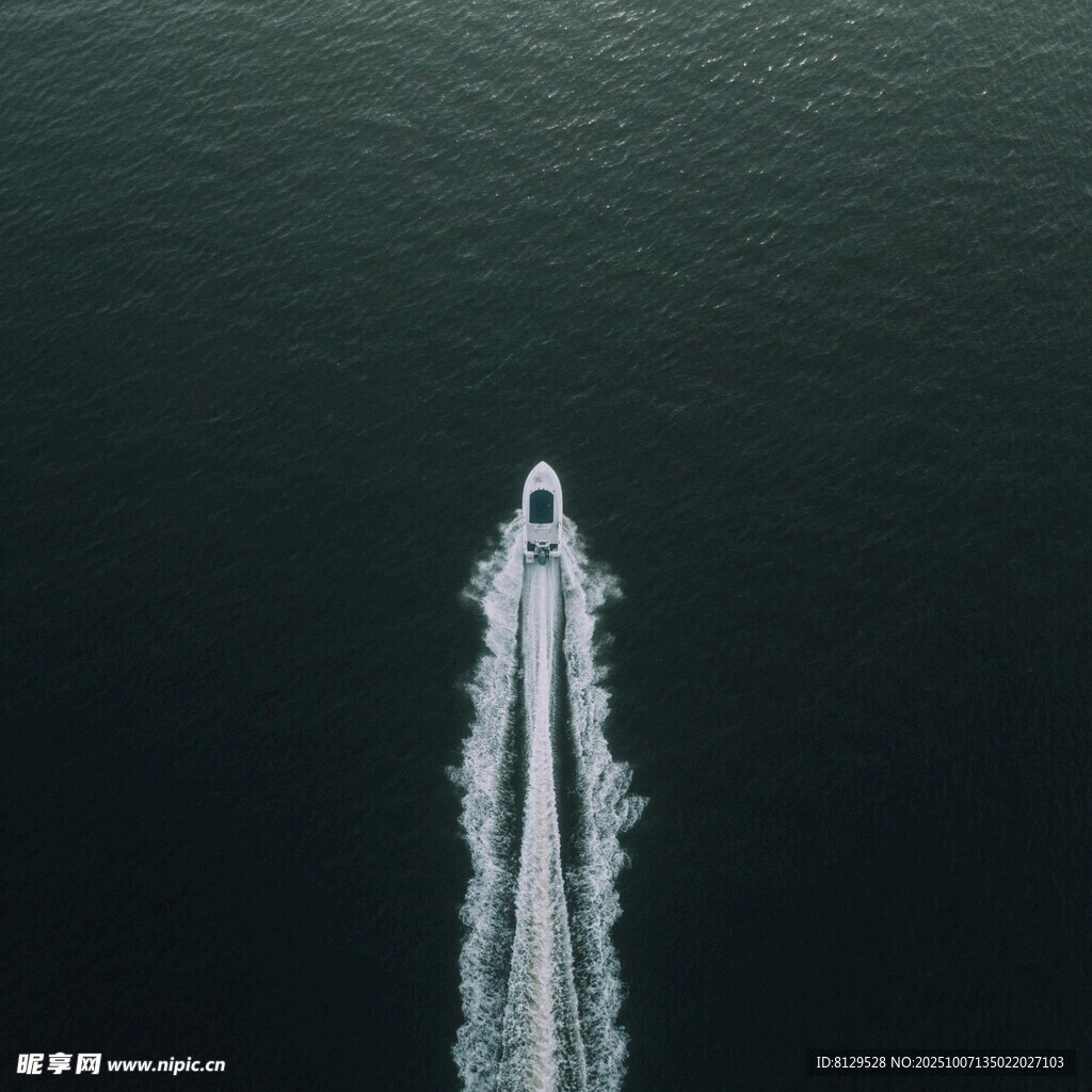 海上孤舟破浪前行