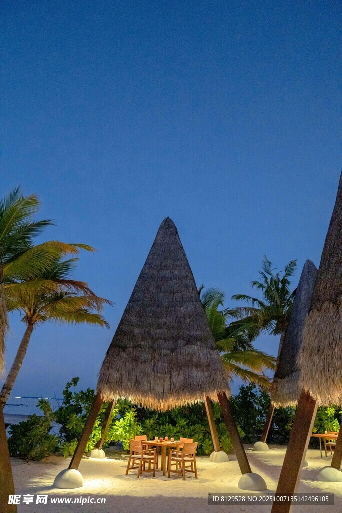 海边茅草屋夜景