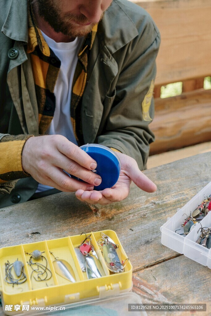男子户外整理渔具配件