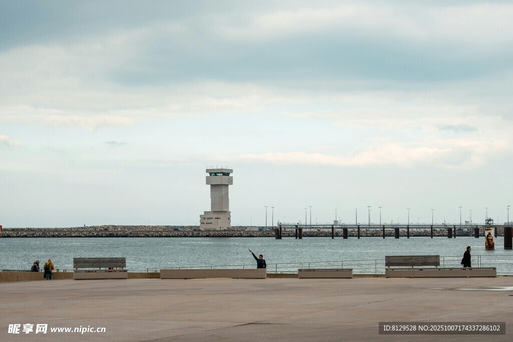 海边码头灯塔风景图