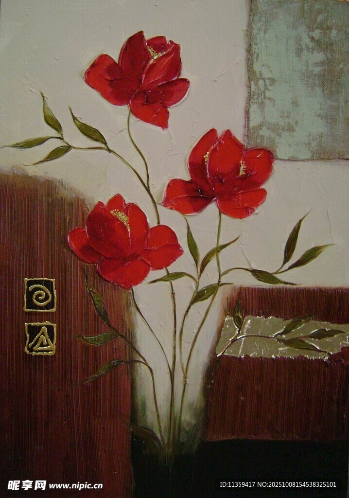 花瓶中绽放的艳丽红花朵