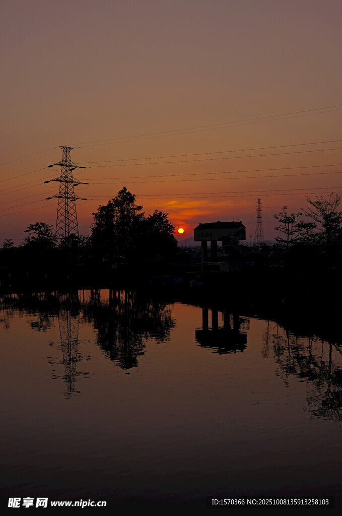 夕阳下的水面与输电塔
