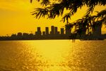 夕阳下的城市湖畔美景