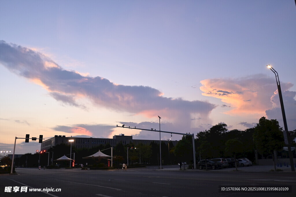 黄昏时分的城市街道风景