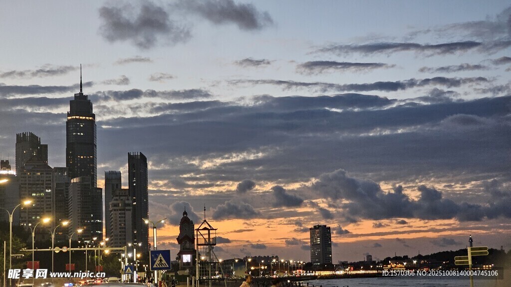 黄昏下的城市天际线美景