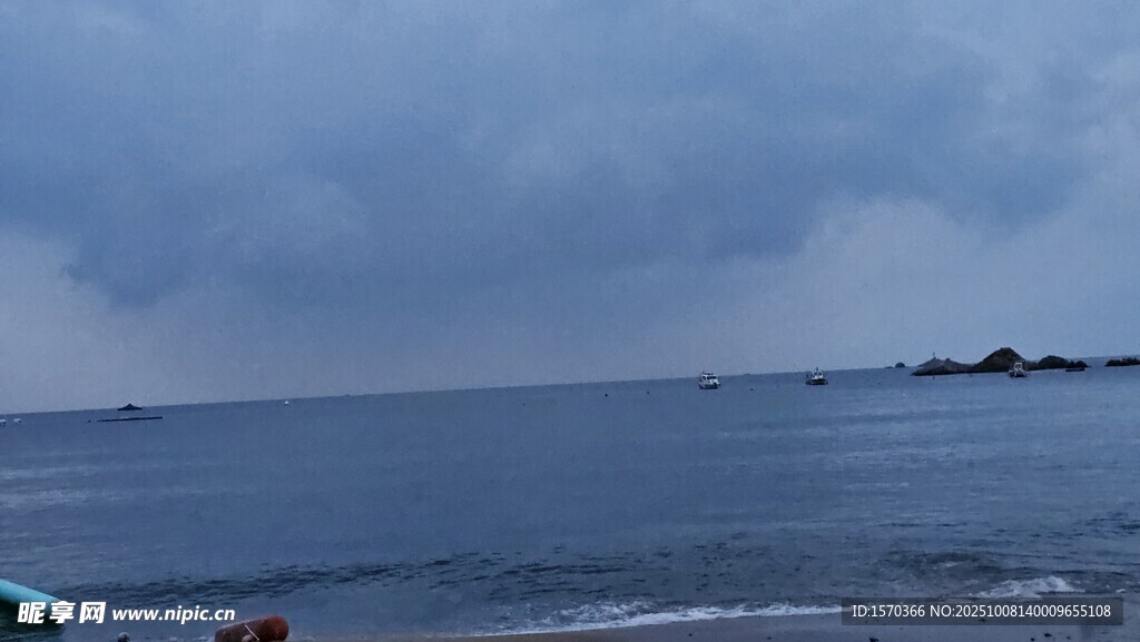 海边阴天景象