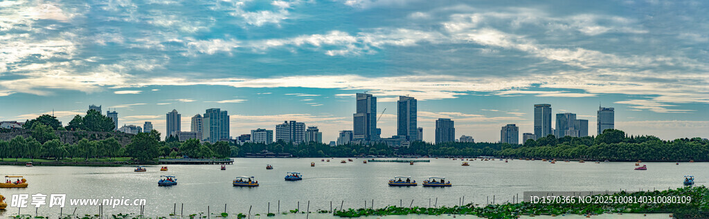 城市天际线与河畔风光