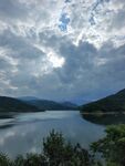 湖光山色间的多云美景