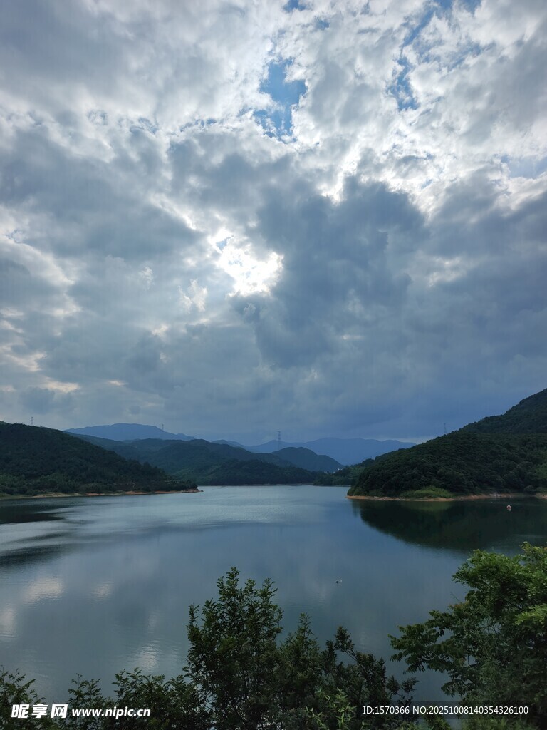 湖光山色间的多云美景