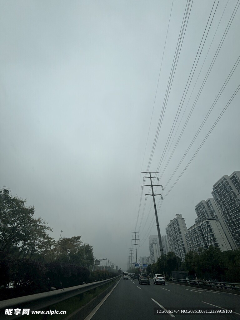 雾中城市公路景象