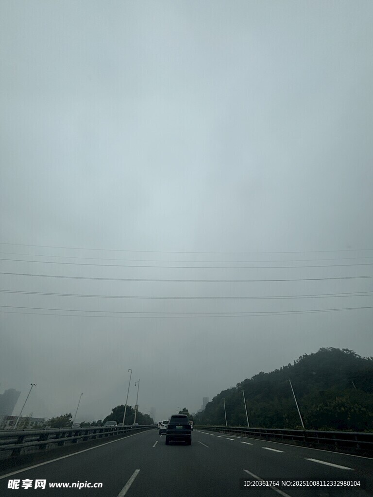 雾中公路上的行驶车辆
