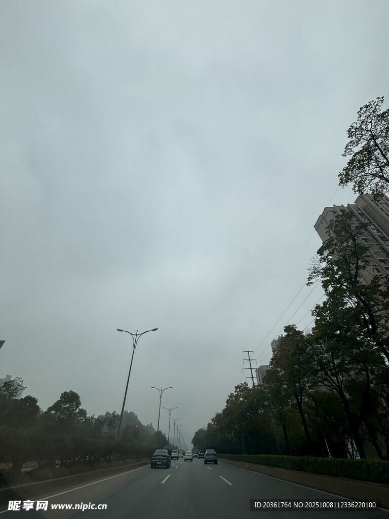 阴天时的公路景象