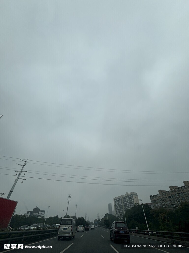 阴天城市道路行车景象