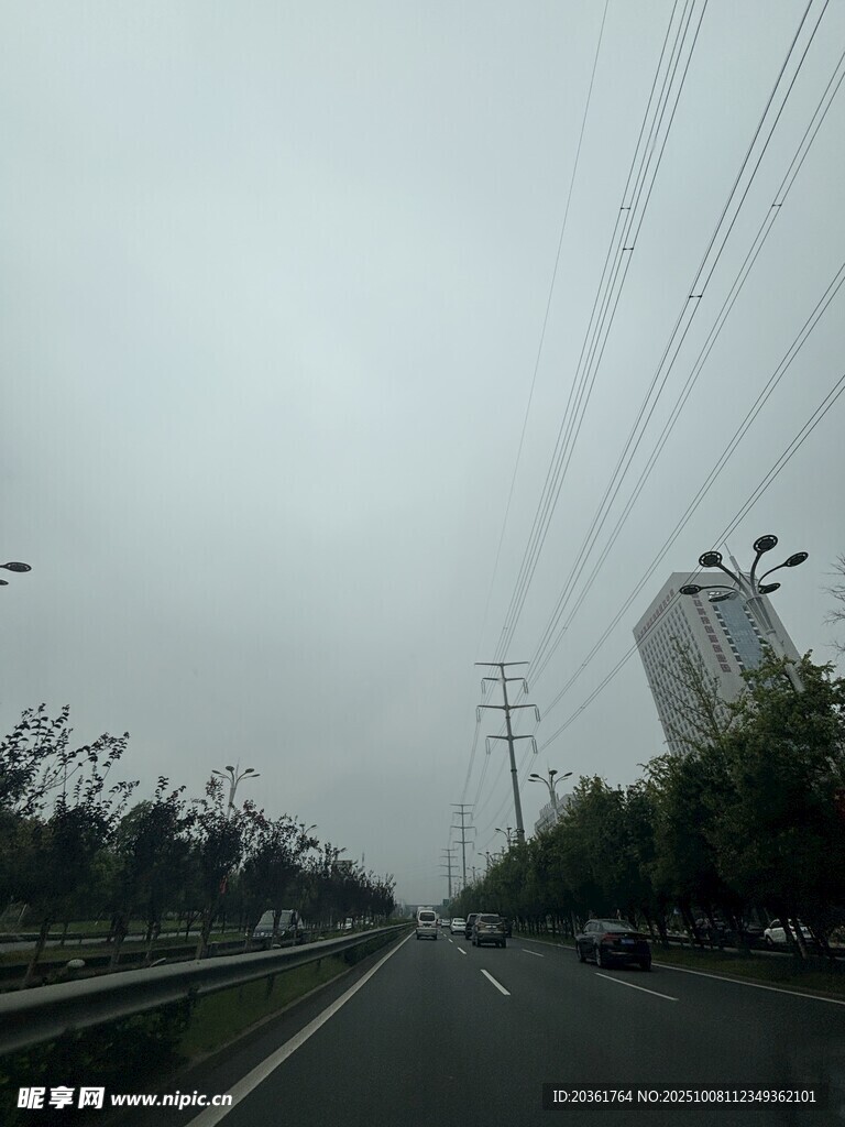 雾中公路景象