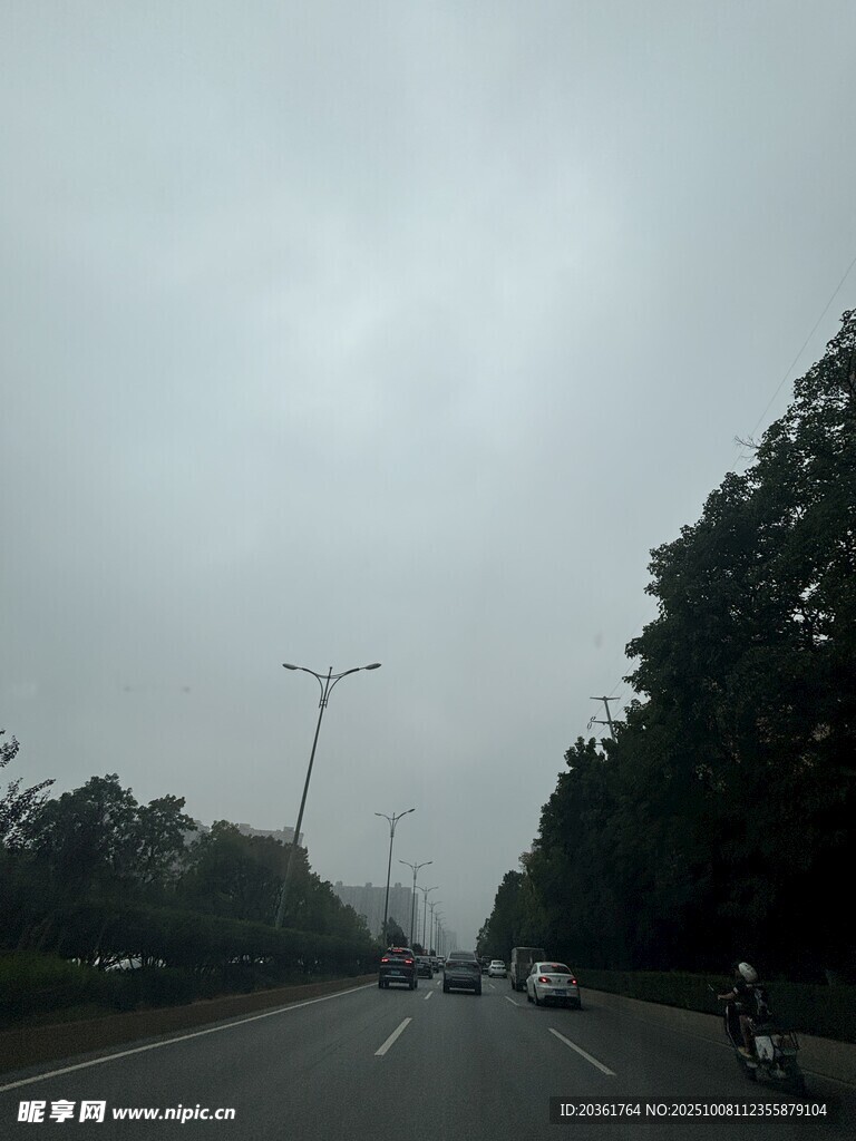 阴天公路景象