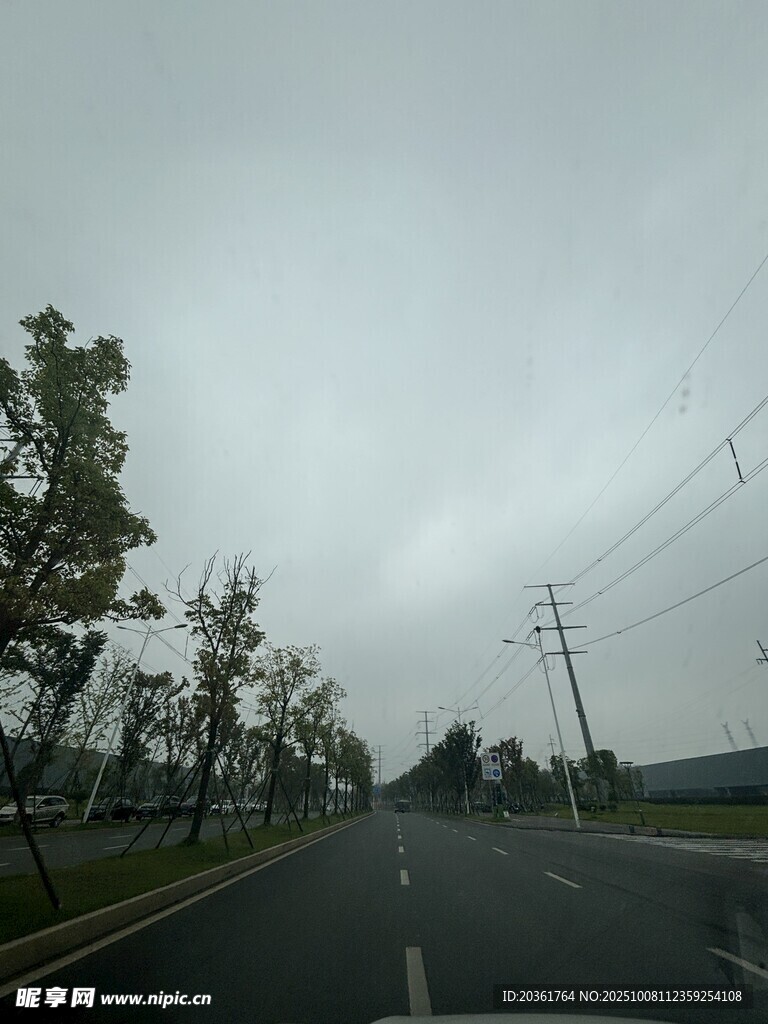 阴天的空旷公路景象