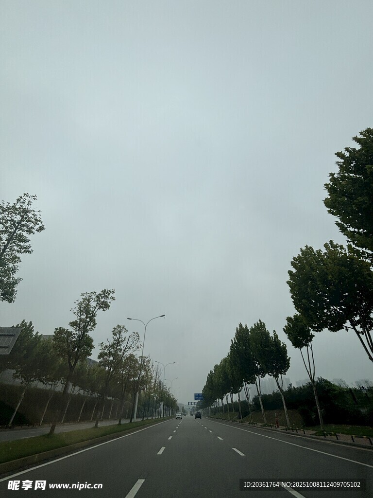 阴天公路景象