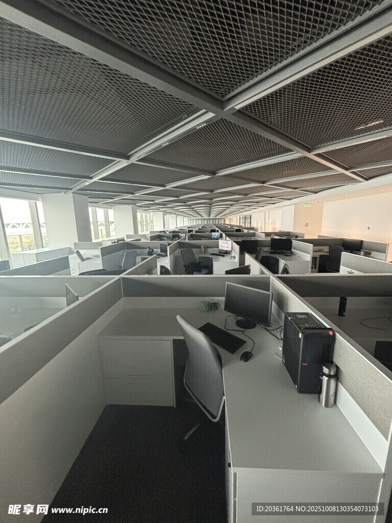 现代办公隔间内部场景