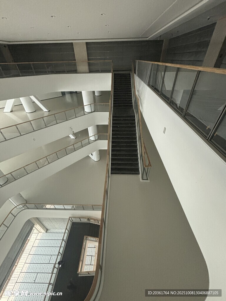 现代建筑内部多层空间结构