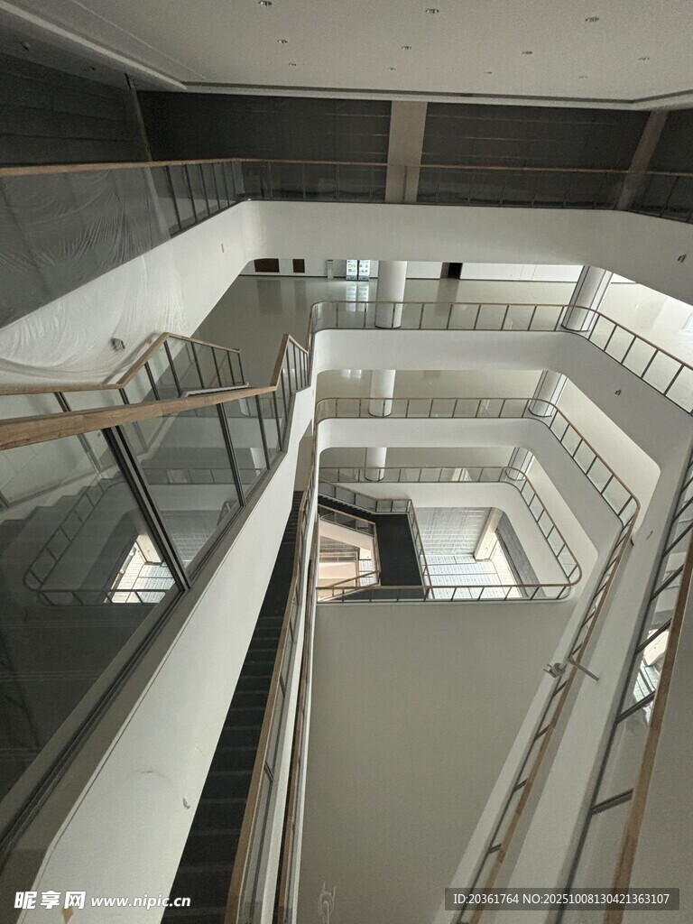 现代多层建筑内部空间