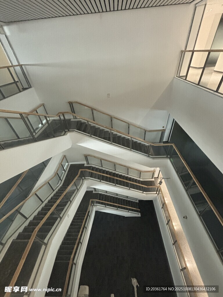 现代建筑内部多层旋转楼梯