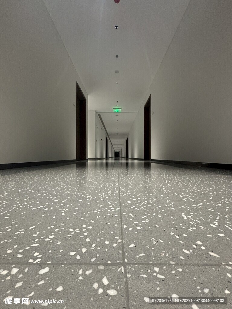 现代简约风格空旷走廊空间