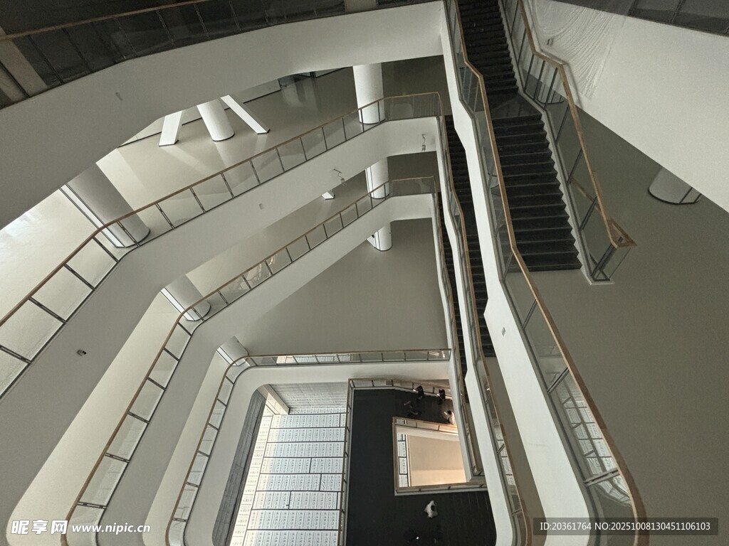 现代建筑内部多层楼梯景观