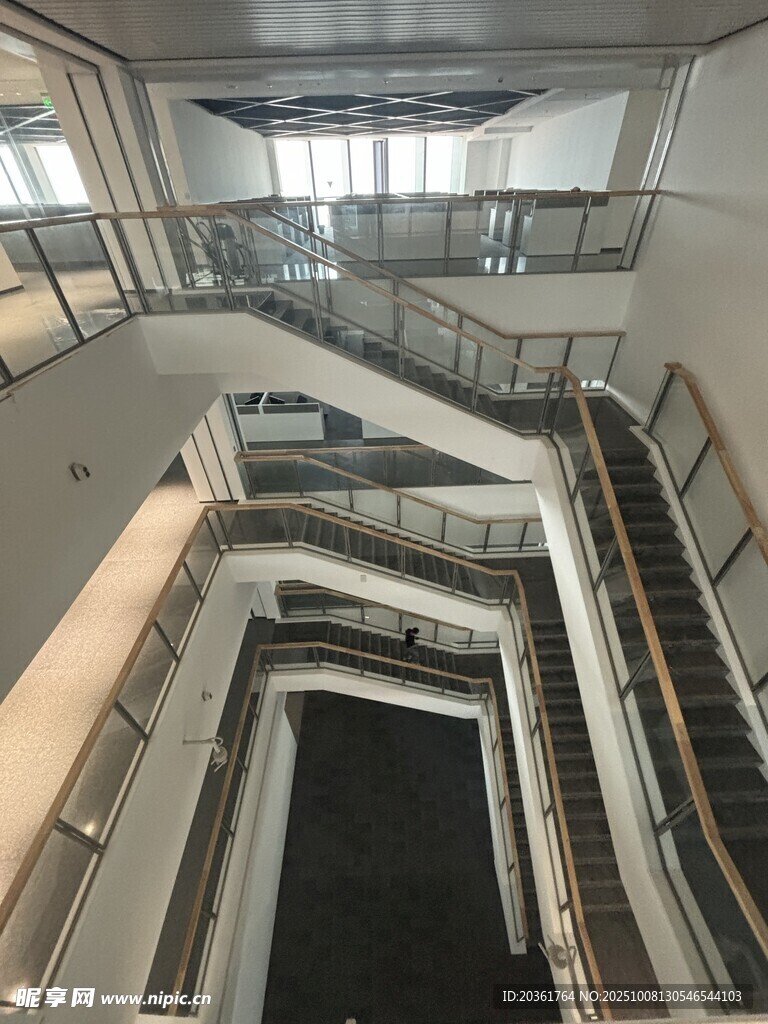 现代建筑内部多层楼梯景观