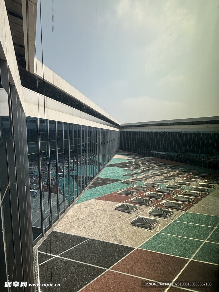 现代建筑下的多彩地面景观