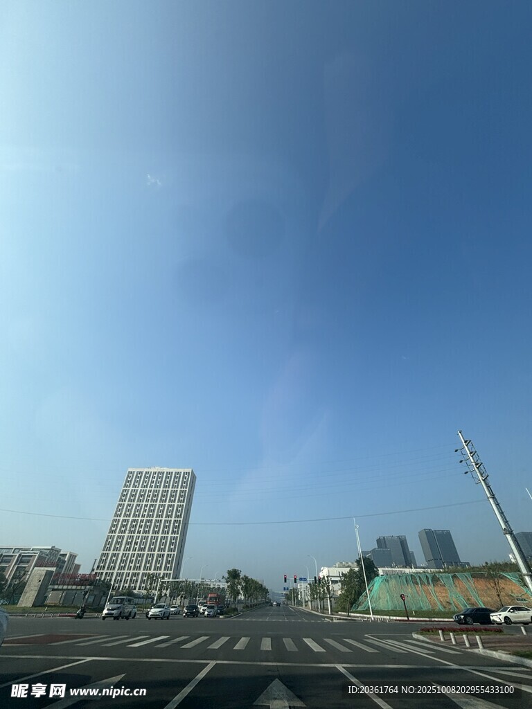 城市道路与高楼景观