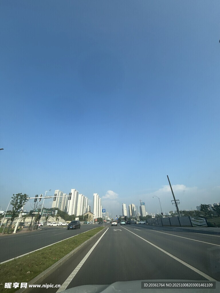 宽阔公路通向林立高楼