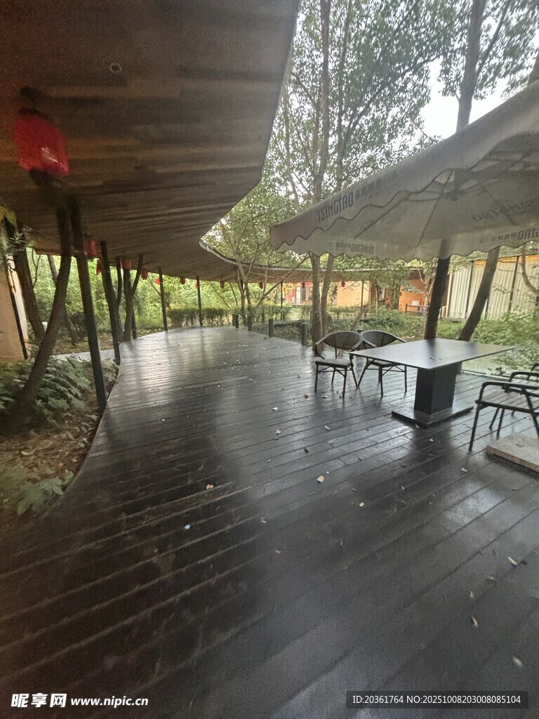 林间木质露台休闲场景