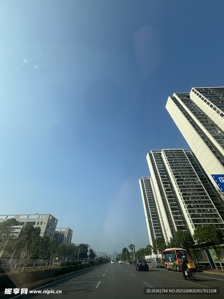 城市道路旁的高楼景观