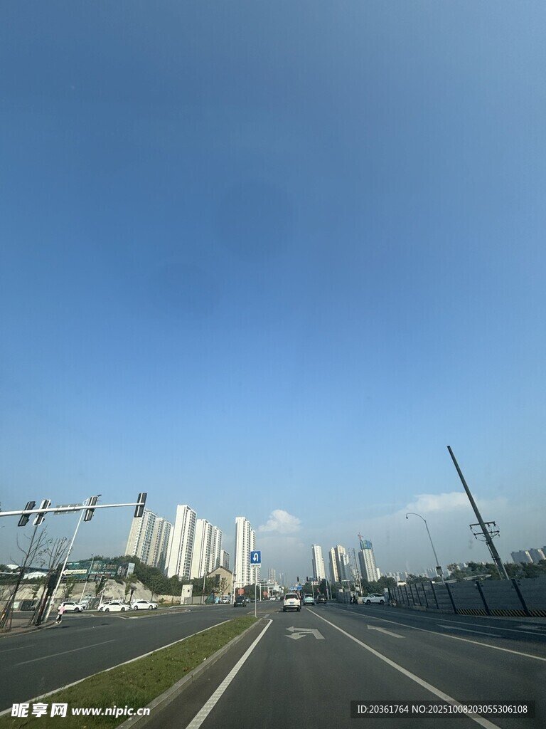 宽阔公路通向林立高楼