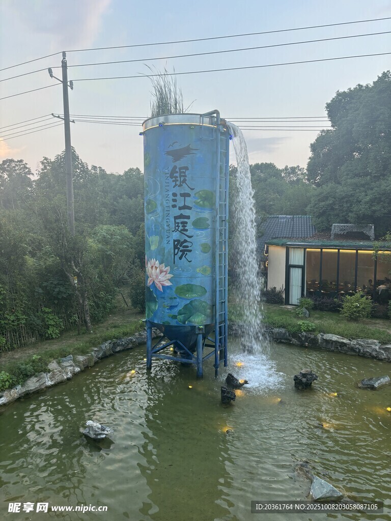 池塘边的蓝色储水设备