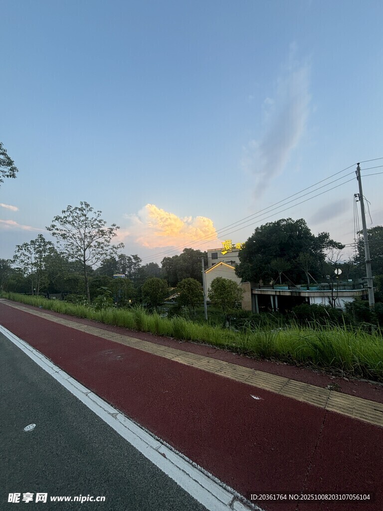 黄昏下的彩色道路景观