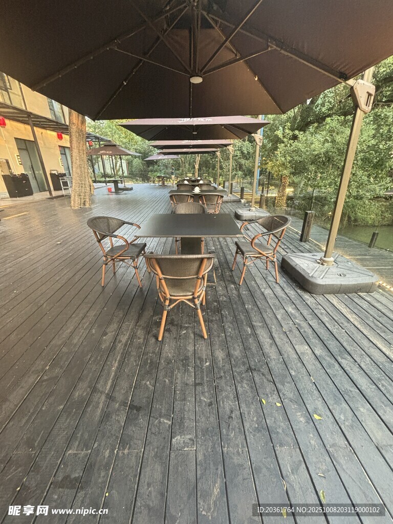 户外木质露台休闲场景