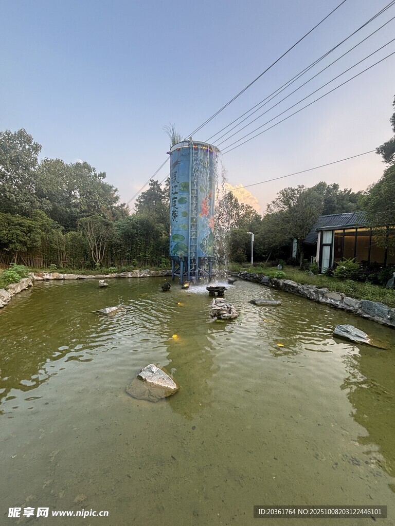 乡村池塘边的简易水塔