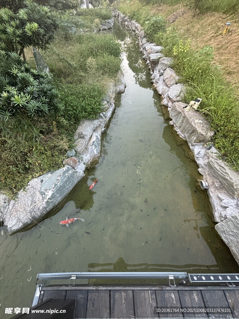 山间清澈小溪木质栈道