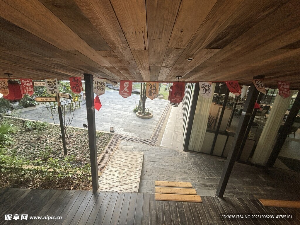 中式走廊木质吊顶挂红灯