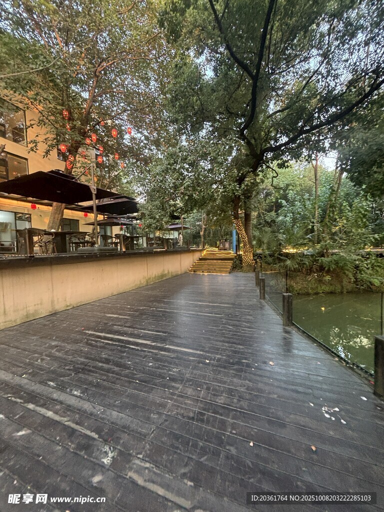 户外木质露台休闲场景