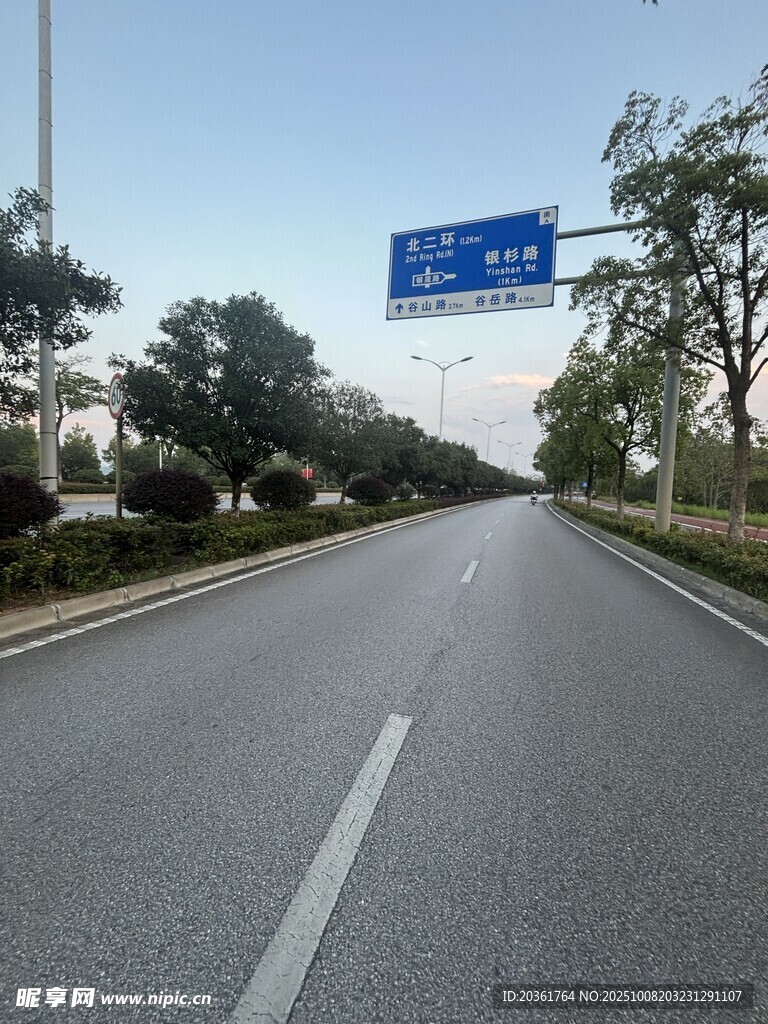 宽阔公路旁的蓝色指示牌