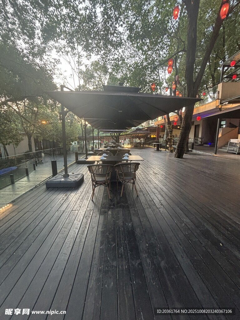 户外木质休闲平台场景