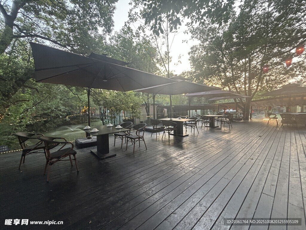 户外木质露台休闲场景