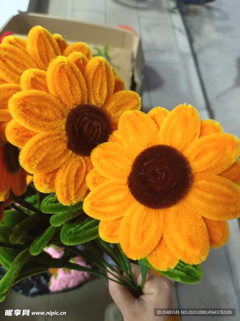 手工制作的鲜艳向日葵花束