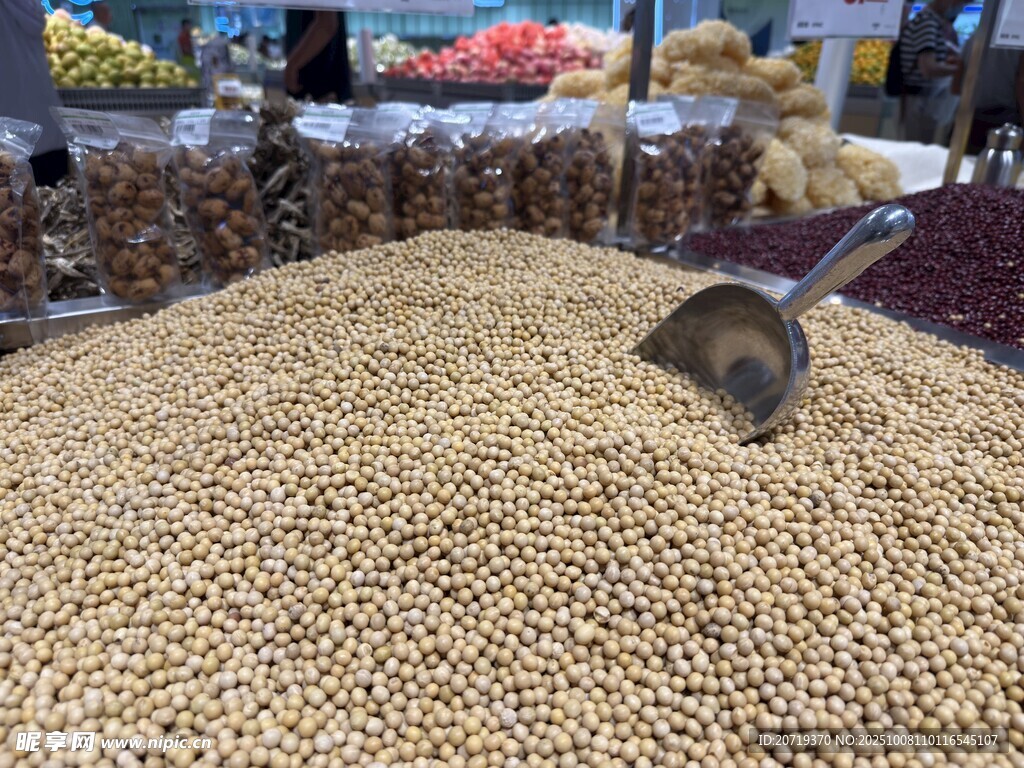 市场中堆积如山的大豆