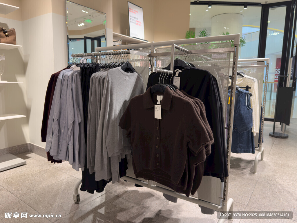 时尚服装店陈列展示架