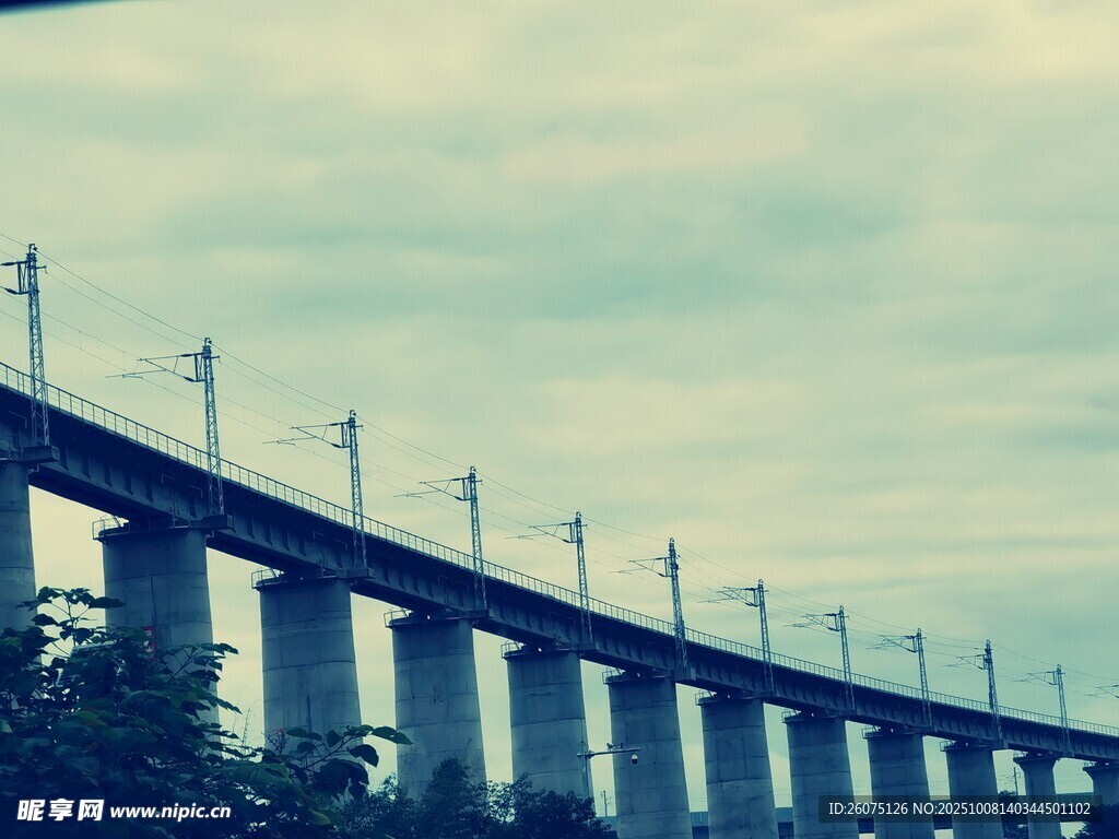 高架桥横跨天际