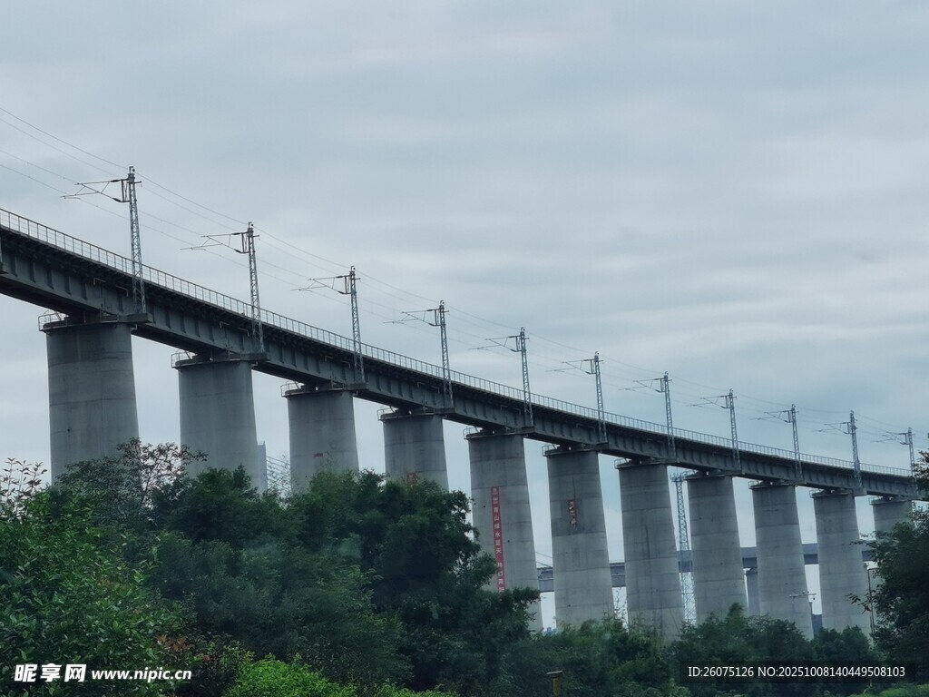 高架桥横跨天际